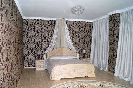 Кровать в большом VIP-номере комплекса "Жар-Птица"