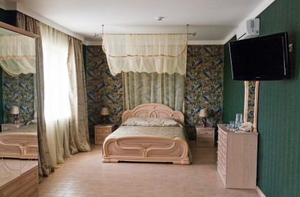 Кровать в малом VIP-номере комплекса отдыха "Жар-Птица"